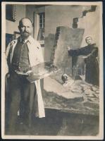 cca 1925 IV. Károly halálát festő művész, fotó, 11×8 cm
