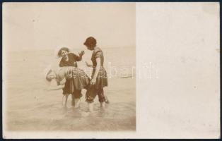 cca 1920 Lányok fürdőzés közben, fotólap, 8,5×13,5 cm