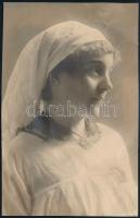 cca 1915 Vöröskeresztes nővér, fotó, felületi kopásokkal, 13,5×9 cm
