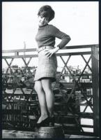 Rita Pavone olasz énekesnő 1969-ben, hátoldalon feliratozott sajtófotó, 17,5×12,5 cm