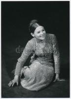 Törőcsik Mari színésznő 1969-ben, hátoldalon feliratozott sajtófotó, Keleti Éva felvétele, 17,5×12,5 cm