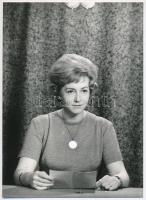 Lénárd Judit, a tragikusan elhunyt TV-bemondónő 1970-ben, hátoldalon feliratozott sajtófotó, Keleti Éva fotója, 18×13 cm