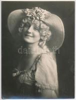 Kankovszky Ervin (1884-1945): Hölgy kalappal, pecséttel jelzett fotó, 19,5×15 cm
