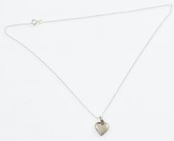 Ezüst (Ag) nyaklánc, szív medállal, jelzett h: 40 cm, nettó: 1,5