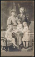 cca 1900 Pozsonyi család keményhátú fotója Mindszenty Béla műterméből, felületén töréssel, 21×13 cm