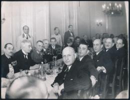 1940 Bp., szászvárosiak találkozója a Vadászkürt étteremben, köztük Nagybaconi Nagy vilmos altábornagy, hátoldalon feliratozott fotó Rozgonyi műterméből, 18×24 cm
