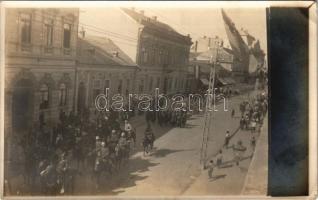 Osztrák-magyar katonák felvonulása / WWI Austro-Hungarian K.u.K. military parade. photo (EK)