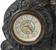 Figurális lovag, asztali óra, mechanikus szerkezettel, működik, korának megfelelő sérülésekkel. M: 3...