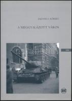 Jajesnica Róbert: A meggyalázott város. Bp., 2006., Cédrus Művészeti Alapítvány - Napkút Kiadó. Gazdag 1956-os fekete-fehér fotókkal illusztrált. Kiadói papírkötés.