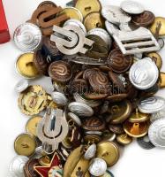 Vegyes nagyrészt katonai és vasutas tétel: gombok, plakettek, kitüntetések, porcelán plakettek, stb