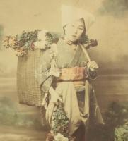 2 db régi japán lakkozott fa képkeret, kézzel festett, benne régi színezett fotókkal. Sérülésekkel, ...