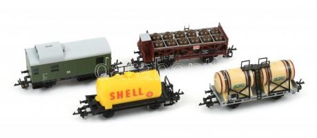 Egy doboz modelvasút, kocsikkal, mozdonyokkal, jó, megkímélt állapotban, m: cca. 3-4 cm