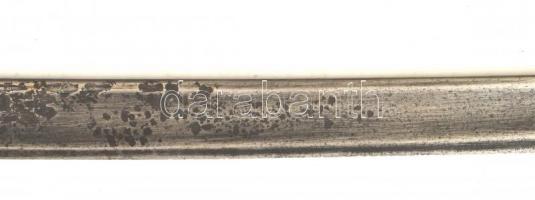 cca 1929 Szovjet kozák saska, a markolaton stilizált szovjet címerrel, jelzett, kis csorbákkal, a fe...