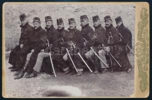 cca 1904 Ludovikás katonák keményhátú kabinetfotója (17x11 cm), 1942 Ludovikás tisztek találkozója. Feliratozott fotó ugyanazokról a tisztekről 17x24 cm