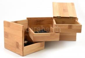 Három emeletes fa ékszertartó doboz, benne tartalommal, bross, fülbevaló, karkötő. 14x13x12cm