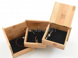 Három emeletes fa ékszertartó doboz, benne tartalommal, bross, fülbevaló, karkötő. 14x13x12cm