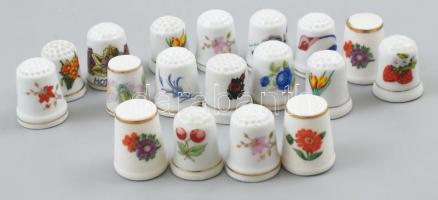 18 db virágmotívumos porcelán gyűszű, kopott.