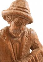 Harmonikás, faragott fa szobor, m: 38 cm