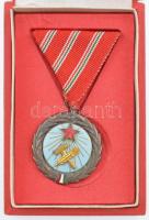 1954. "Munka Érdemérem" zománcozott bronz kitüntetés mellszalagon, eredeti tokban T:1- 
N...