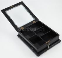 Régi fa szivartartó doboz / humidor, kulccsal, kopott, 33x29x10cm