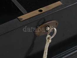 Régi fa szivartartó doboz / humidor, kulccsal, kopott, 33x29x10cm