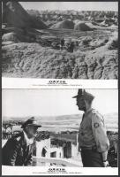 cca 1988 előtti ,,Oázis - szökés a légióból" című csehszlovák film jelenetei és szereplői, 17 db vintage produkciós filmfotó (a használatból eredő kisebb hibákkal), ezüst zselatinos fotópapíron, 18x24 cm