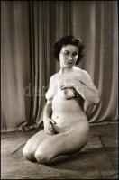 Akt modell az 1950-es évekből, 2 db vintage NEGATÍV, 9x6 cm