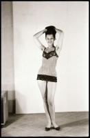 Akt modellnek készül, de még nem elég bátor, fehérneműs, műtermi felvételek, 29 db vintage NEGATÍV, ...