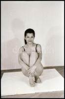Akt modellnek készül, de még nem elég bátor, fehérneműs, műtermi felvételek, 29 db vintage NEGATÍV, ...