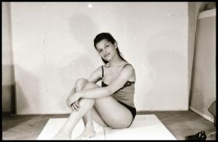 Akt modellnek készül, de még nem elég bátor, fehérneműs, műtermi felvételek, 29 db vintage NEGATÍV, ...