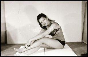 Akt modellnek készül, de még nem elég bátor, fehérneműs, műtermi felvételek, 29 db vintage NEGATÍV, ...