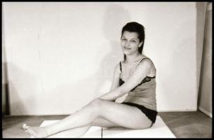 Akt modellnek készül, de még nem elég bátor, fehérneműs, műtermi felvételek, 29 db vintage NEGATÍV, ...