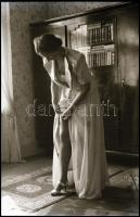 Partiképes lányok, asszonyok feliratú dobozból 13 db vintage NEGATÍV, a felvételek eltérő időben készültek (cca 1979 előtt), 6x6 cm és 24x36 mm között