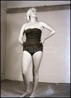 Partiképes lányok, asszonyok feliratú dobozból 13 db vintage NEGATÍV, a felvételek eltérő időben kés...