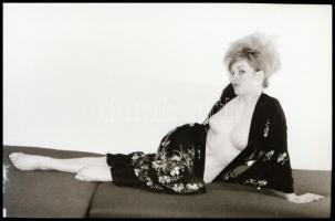 Partiképes lányok, asszonyok feliratú dobozból 13 db vintage NEGATÍV, a felvételek eltérő időben kés...