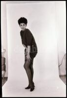 Partiképes lányok, asszonyok feliratú dobozból 13 db vintage NEGATÍV, a felvételek eltérő időben kés...