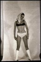 Partiképes lányok, asszonyok feliratú dobozból 13 db vintage NEGATÍV, a felvételek eltérő időben kés...