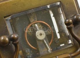 Aiguilles antik francia utazó óra, XIX. sz. Réz, jelzett szerkezettel, fazettált üveggel. Bőr borítá...