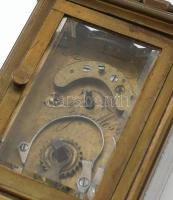 Aiguilles antik francia utazó óra, XIX. sz. Réz, jelzett szerkezettel, fazettált üveggel. Bőr borítá...