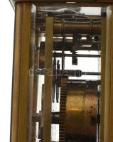 Aiguilles antik francia utazó óra, XIX. sz. Réz, jelzett szerkezettel, fazettált üveggel. Bőr borítá...