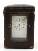 Aiguilles antik francia utazó óra, XIX. sz. Réz, jelzett szerkezettel, fazettált üveggel. Bőr borítá...