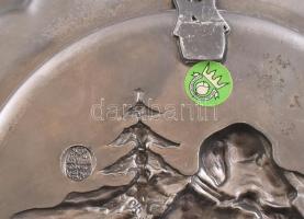 Vadászjelenetes ón tál, jelzett, kopott, d: 23 cm