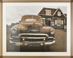 Chevrolet Oldtimer autó, nagyméretű, modern nagyítású fotó, dekoratív, üvegezett fém keretben, hátoldalán jelzett (Photo by Desiderio, Volendam), külső méret: 82,5x65 cm