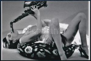 cca 1988 Szexis szaxis, szolidan erotikus felvétel, 1 db mai nagyítás ismeretlen gyűjtő hagyatékából, 10x15 cm