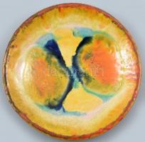 Színes mázakkal festett retró kerámia tányér, kopásnyomokkal, d: 18 cm