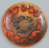 Színes mázakkal festett retró kerámia tányér, kopásnyomokkal, Sarkadi jelzéssel, d: 21 cm