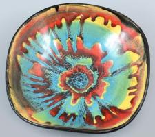Színes mázakkal festett retró kerámia tányér, kopásnyomokkal, jelzés nélkül, d: 24 cm
