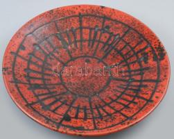 Színes mázakkal festett retró kerámia tányér, kopásnyomokkal, jelzés nélkül, d: 29 cm