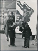 1979 Markovits Péter vintage fotóművészeti alkotása (budapesti életkép), feliratozva, ezüst zselatinos fotópapíron, 24x18 cm