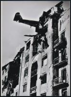 cca 1945 Budapest, a II. világháború pusztítása, mai nagyítás régi negatívról, 24x17,8 cm